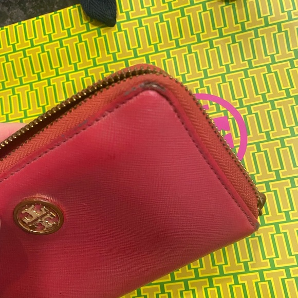 Rare Vintage Pink Tory Burch Robinson Wallet with Gold Emblem✨ - Picture 8 of 8